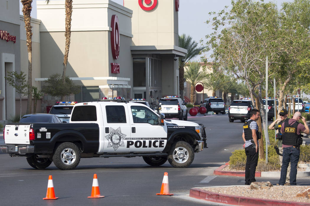 La policía investiga el tiroteo con un agente involucrado en un complejo comercial cerca de Blue Diamond Road y Arville Street en Las Vegas el sábado 11 de agosto de 2018. Richard Brian Las Veg ...