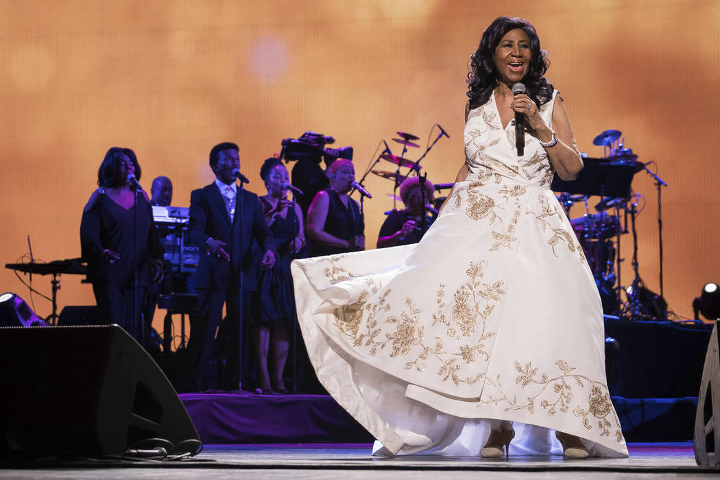 Aretha Franklin canta en el estreno mundial de "Clive Davis: la banda sonora de nuestras vidas" en el Radio City Music Hall, durante el Festival de Cine de Tribeca 2017, en Nueva York, el 19 de ab ...