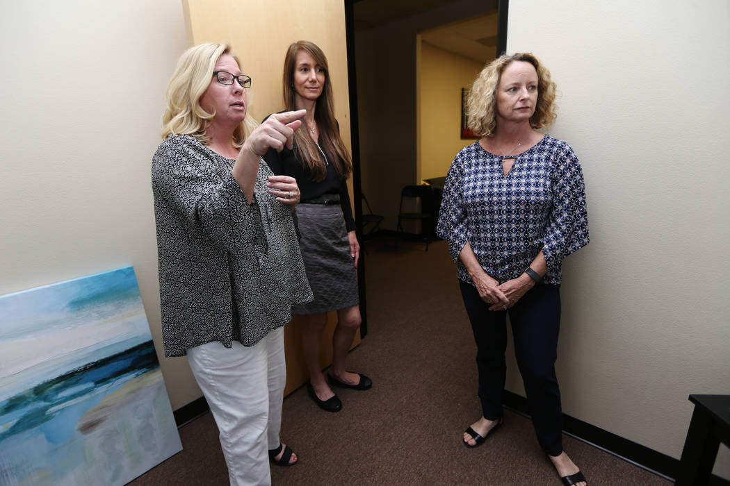 La directora general de Center for Hope, Amy Gerberry, a la derecha, la dietista registrada Lisa Contreras, a la izquierda, y la educadora y dietista registrada Mary Dunaway, recorren el recientem ...