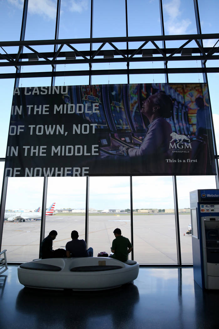 Un anuncio del nuevo casino MGM Springfield de $960 millones en Massachusetts se ve en el Aeropuerto Internacional Bradley en Windsor Locks, Connecticut el miércoles, 22 de agosto de 2018. El cas ...