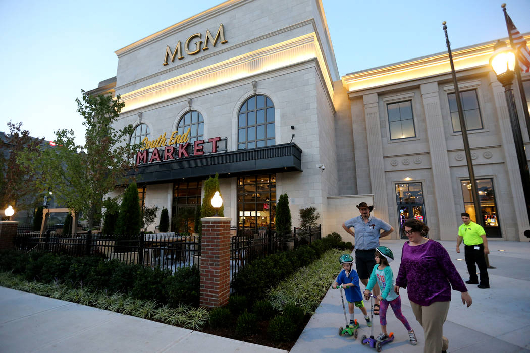 Jason Alves, Karin Johnson y sus hijos, Justiniano Alves, de 4 años, y Katherine Alves, de 6, comprueban que el nuevo casino MGM Springfield de $960 millones en Massachusetts se vea bien el miér ...