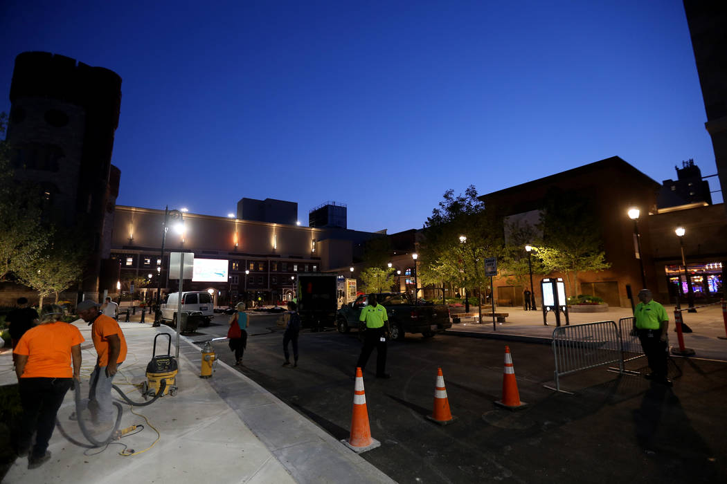 Los trabajadores dan los toques finales a la plaza de entrada para el nuevo casino MGM Springfield de $960 millones en Massachusetts que se ve el miércoles, 22 de agosto de 2018. El casino abre e ...