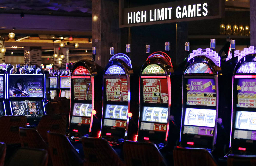 Este miércoles, 15 de agosto de 2018, la foto muestra las máquinas tragamonedas fuera de la sala de juegos de límites altos durante una visita previa al casino MGM Springfield en Springfield, M ...