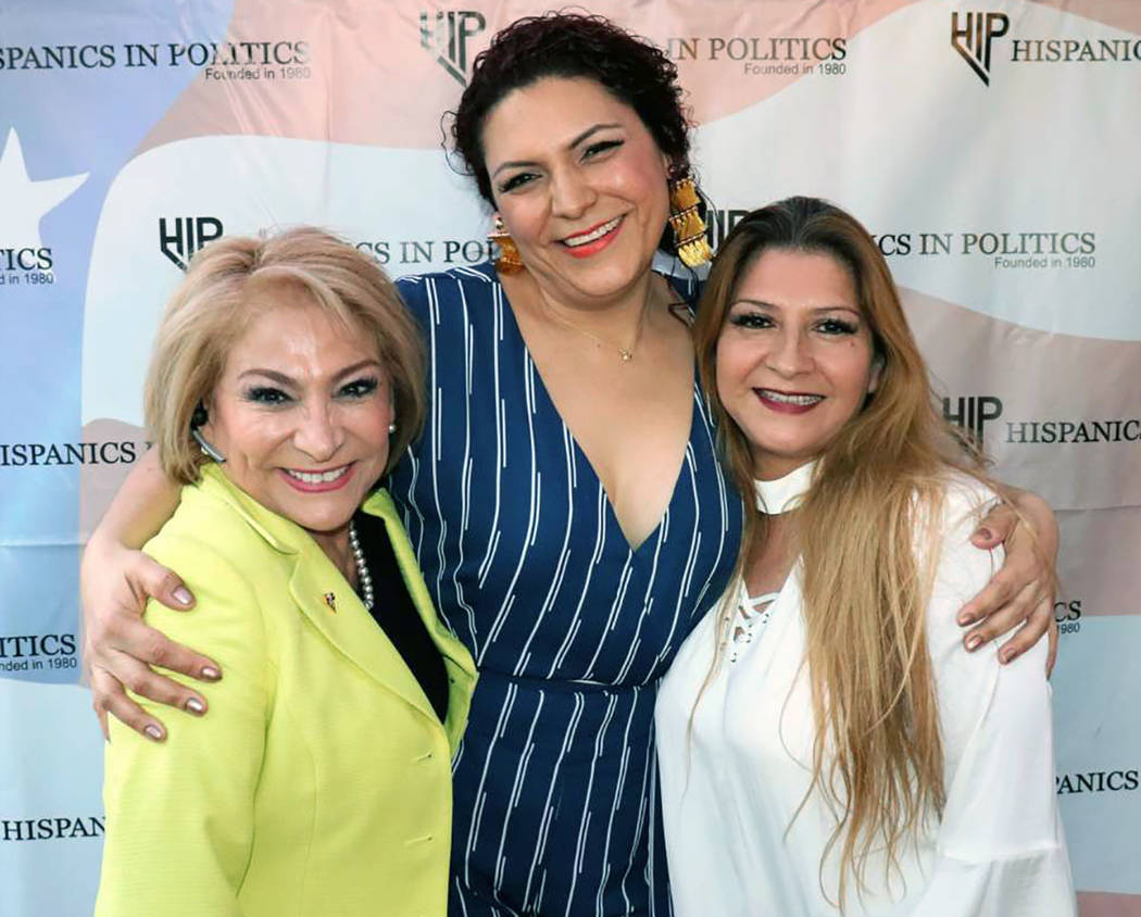 Miriam Hickerson –en la foto a la derecha-, Teresa Ramírez (de amarillo) y Rebeca Barajas, junto a un grupo de líderes latinos dieron la bienvenida al superintendente del CCSD, Jesús Jara. Mi ...