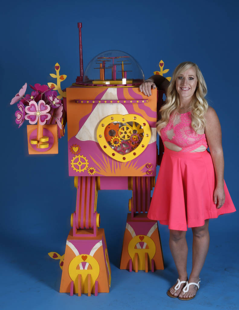 La artista Nicole Balestrere posa para la foto junto a su robot de 6 pies de altura, Xochipilli, en el estudio Las Vegas Review-Journal el miércoles 15 de agosto de 2018 en Las Vegas. Xochipilli ...