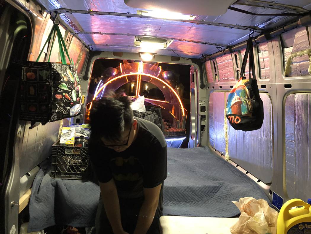 Gary Tan carga comida, agua y equipo de campamento en un camión en preparación para Burning Man el 21 de agosto de 2018. (Janna Karel Las Vegas Review-Journal)