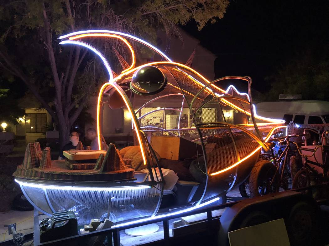 Jason Tang carga su auto de arte, Sebastian, en un remolque para llevarlo a Burning Man el 21 de agosto de 2018. (Janna Karel Las Vegas Review-Journal)