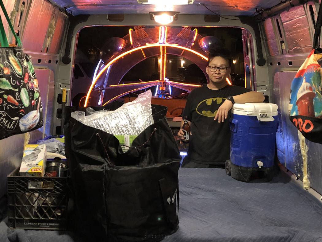 Gary Tan carga comida, agua y equipo de campamento en un camión en preparación para Burning Man el 21 de agosto de 2018. (Janna Karel Las Vegas Review-Journal)