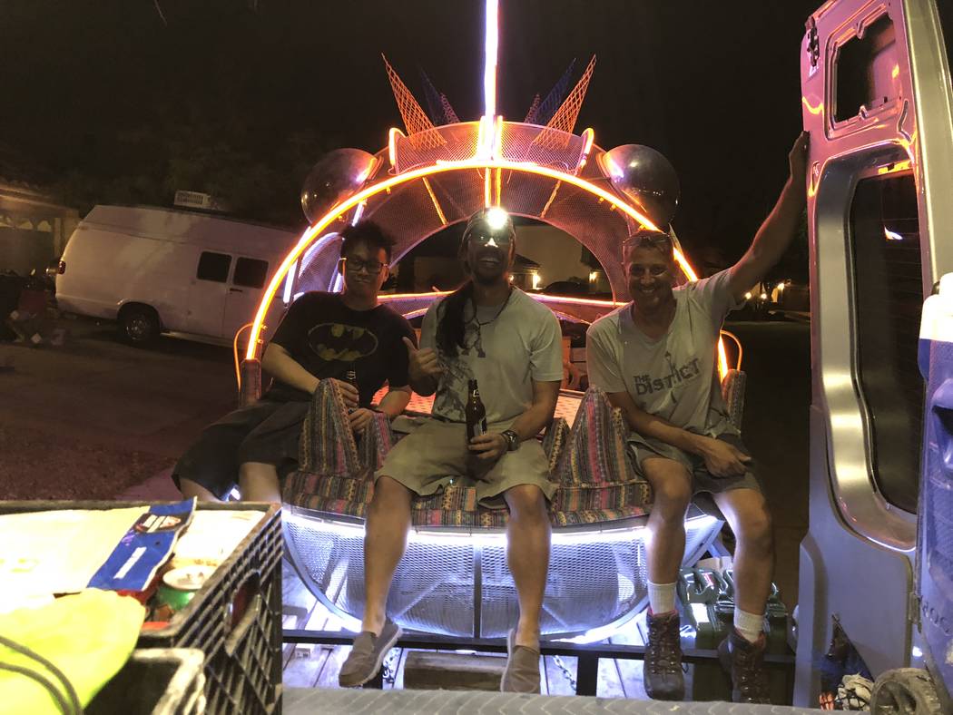 Gary Tan, Jason Tang y Michael Tedeschi cargan bicicletas, comida y un carro de arte en un trailer en preparación para Burning Man el 21 de agosto de 2018. (Janna Karel Las Vegas Review-Journal)