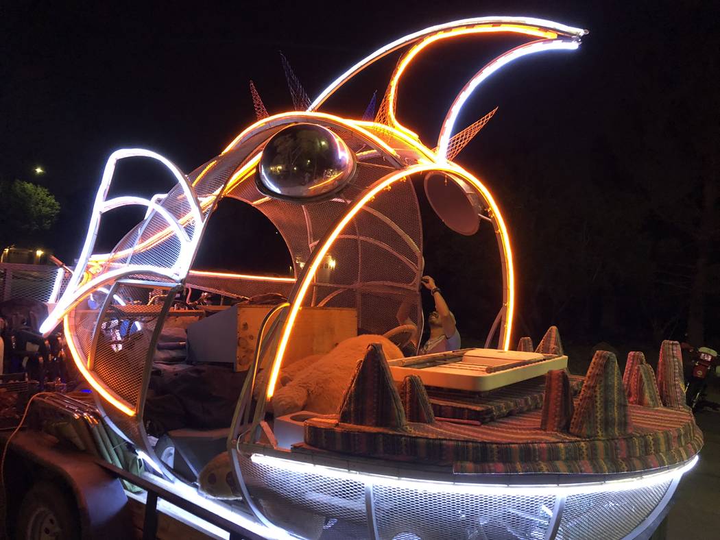 Jason Tang carga su auto de arte, Sebastian, en un remolque para llevarlo a Burning Man el 21 de agosto de 2018. (Janna Karel Las Vegas Review-Journal)