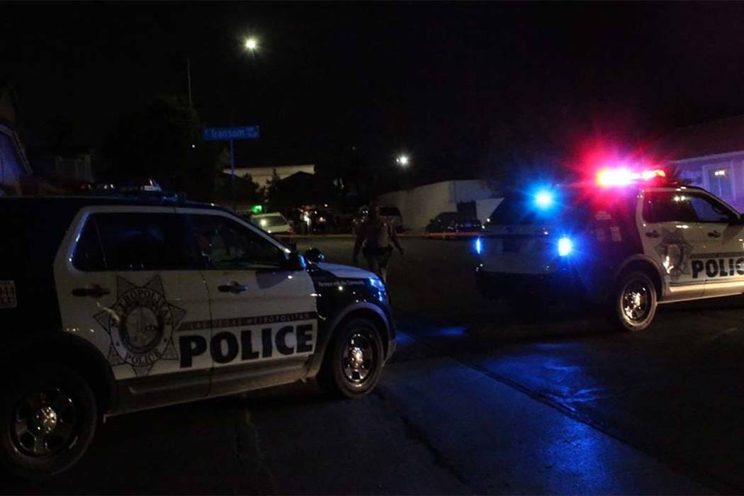 La policía de Las Vegas está investigando un tiroteo el miércoles 29 de agosto de 2018 después de encontrar a un hombre en la cuadra 7400 de Wild Wind Drive con heridas de bala. (Max Michor / ...