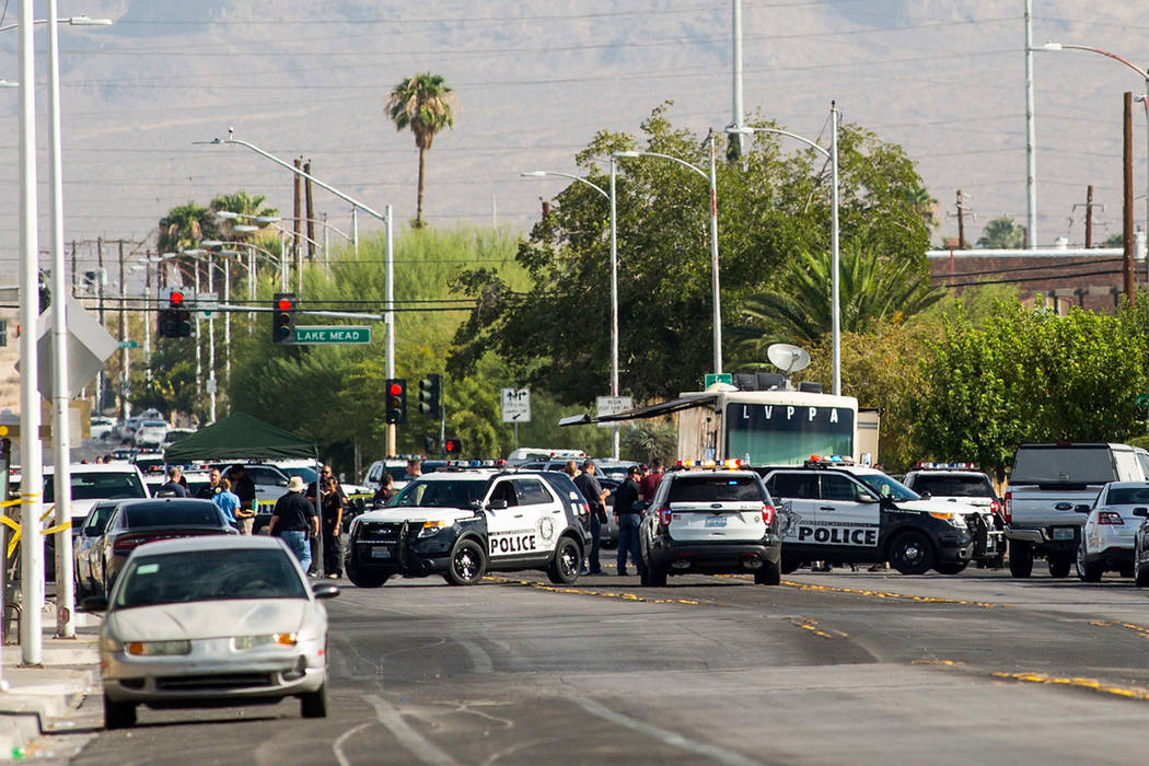 La policía de Las Vegas investiga un tiroteo que involucró a un oficial en la avenida Doolittle cerca de la calle H en Las Vegas el sábado 25 de agosto de 2018. Chase Stevens Las Vegas Review-J ...