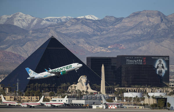 Un vuelo de Frontier Airlines sale del Aeropuerto Internacional McCarran en Las Vegas, domingo 28 de enero de 2018. Richard Brian / Las Vegas Review-Journal @vegasphotograph