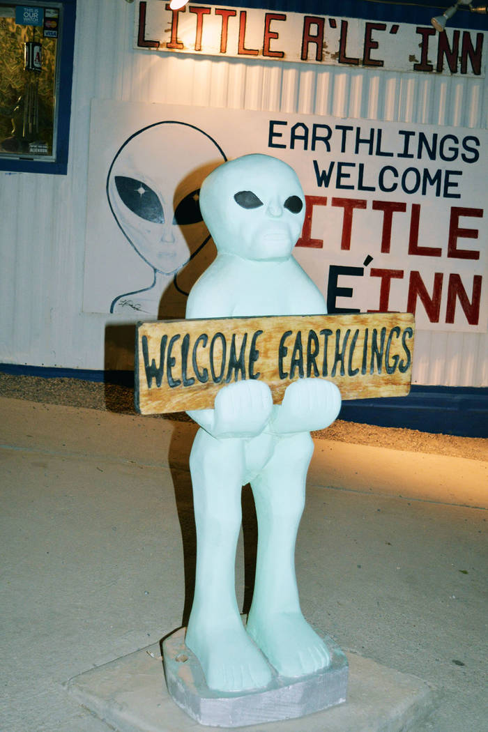 La estatua de un supuesto extraterrestre da la bienvenida a los “terrícolas” en el restaurante del Little A’le’Inn. Domingo 26 de agosto de 2018 en Rachel, Nevada. Foto Frank Alejandre / ...