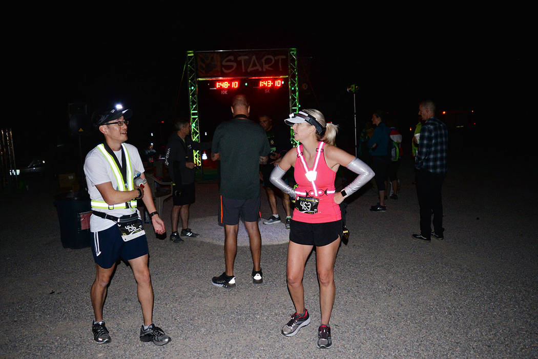 Casey Chernesky -derecha- conversa con Emil Cheng, al finalizar el medio maratón. Su tiempo fue de 2:18:01 y 2:16:04 horas, de manera respectiva. Domingo 26 de agosto de 2018 en Rachel, Nevada. F ...