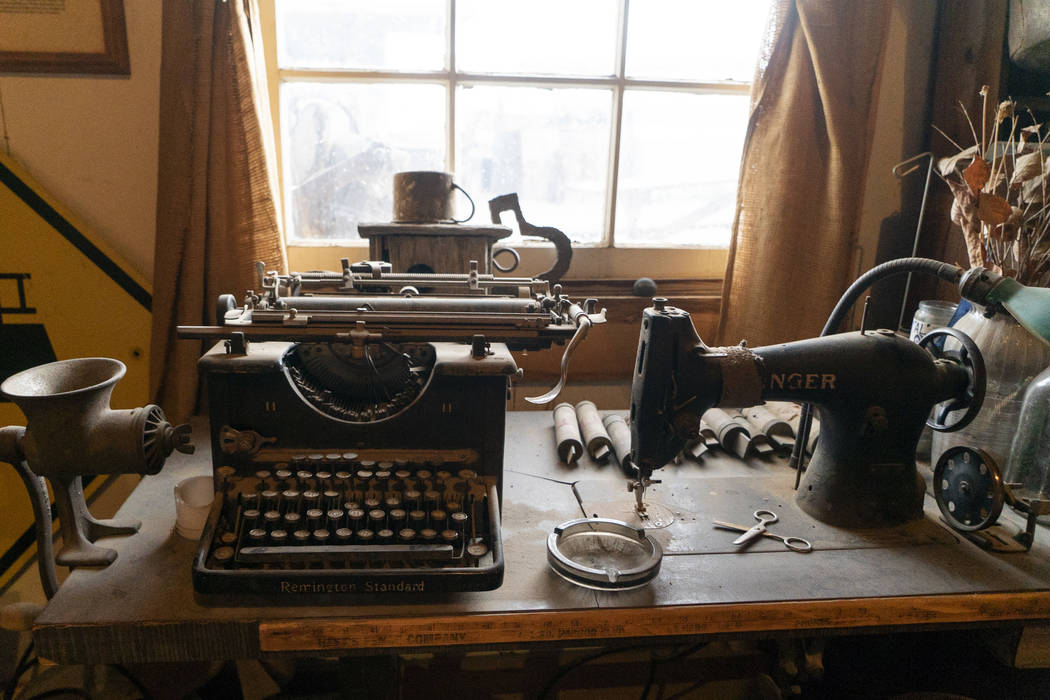 Una máquina de escribir y una máquina de coser fotografiadas en el salón de Walt Kremin en Gold Point, martes 4 de septiembre de 2018. Después de una disputa de propiedades de décadas, la Ofi ...