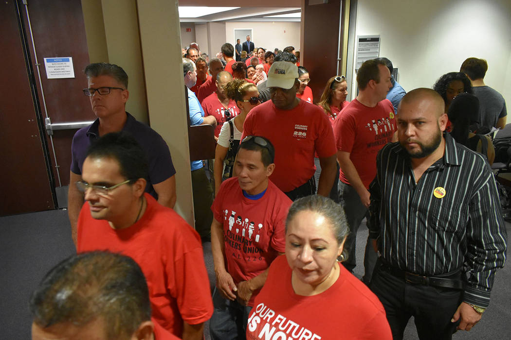 Decenas de miembros del Sindicato Culinario piden protecciones laborales a trabajadores de la industria hotelera. Miércoles 5 de septiembre de 2018 en el edificio federal Grant Sawyer. Foto Antho ...
