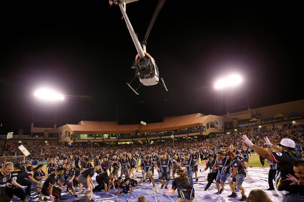Decenas de aficionados de Las Vegas Lights FC participaron en una actividad al medio tiempo que consistía en recoger dinero en efectivo que era lanzado desde un helicóptero. Sábado 8 de septiem ...