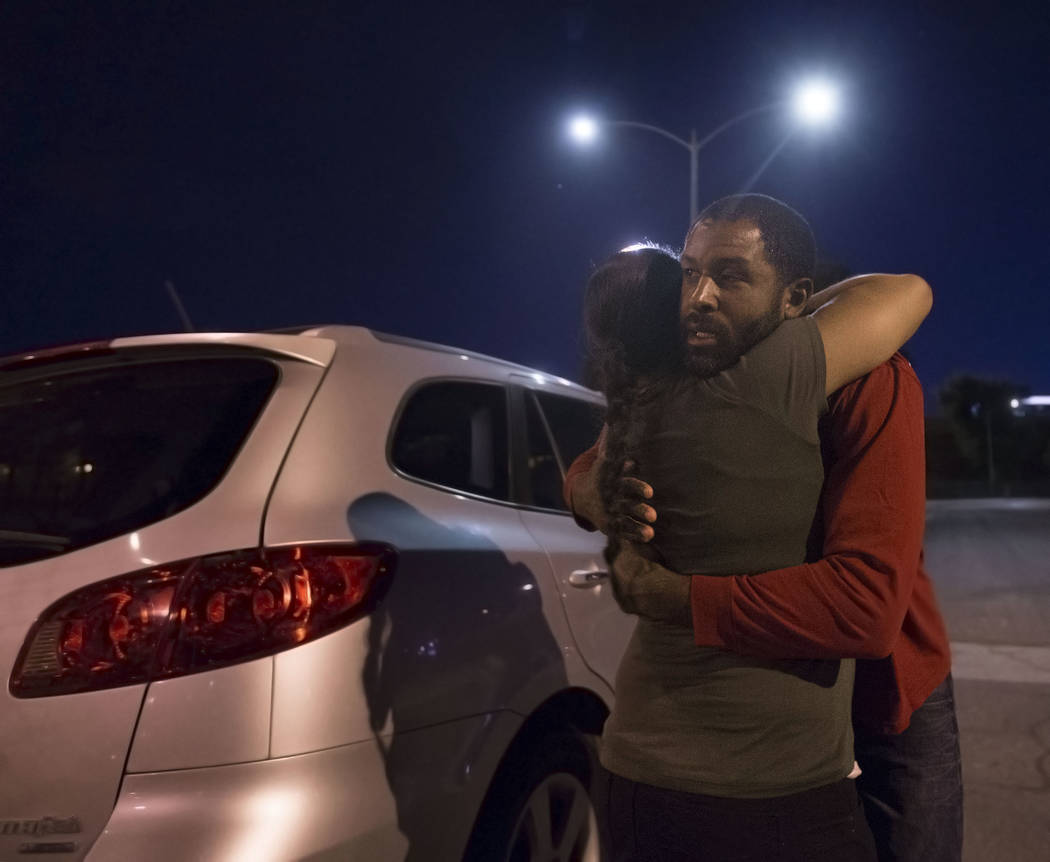 El terapeuta en salud mental con licencia Sheldon Jacobs, a la derecha, abraza a su esposa Nicole antes de salir a las calles haciéndose pasar por un vagabundo el viernes 31 de agosto de 2018 en ...