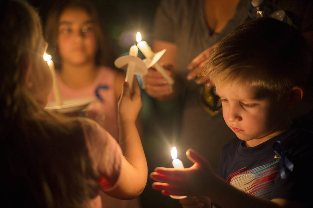 Jaxson Smith, de 4 años, sostiene una vela en el velorio de Levi Echenique, de 8 años, en Paradise Park, Las Vegas, el domingo 9 de septiembre de 2018. Echenique murió en un accidente automovil ...