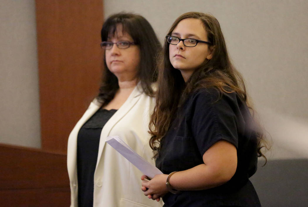 Cassie Smith, a la derecha, quien enfrenta cargos por la muerte de su hijo de 3 años, Daniel Theriot, comparecerá en la corte con la abogada Melinda Simpkins el miércoles 5 de septiembre de 201 ...