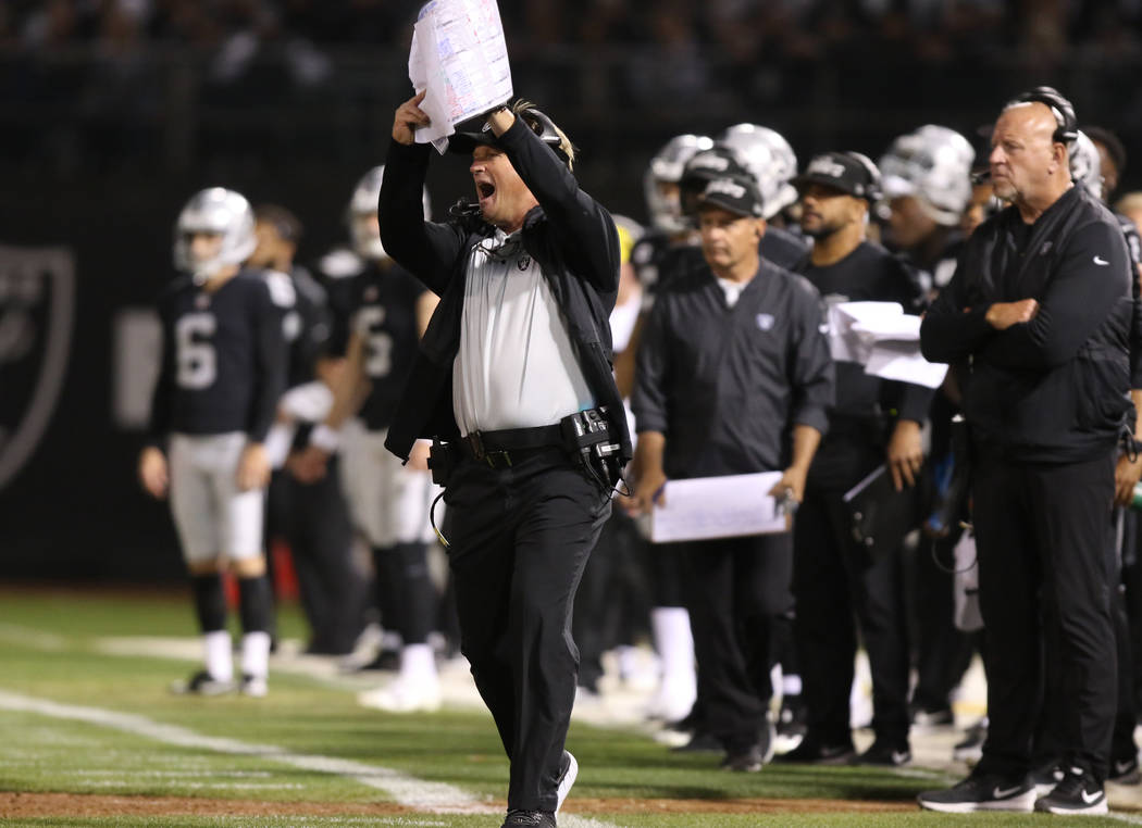 El entrenador en jefe de los Oakland Raiders, Jon Gruden, pide un tiempo de descanso durante la primera mitad de su juego de la NFL contra los Rams de Los Ángeles en Oakland, California, el lunes ...