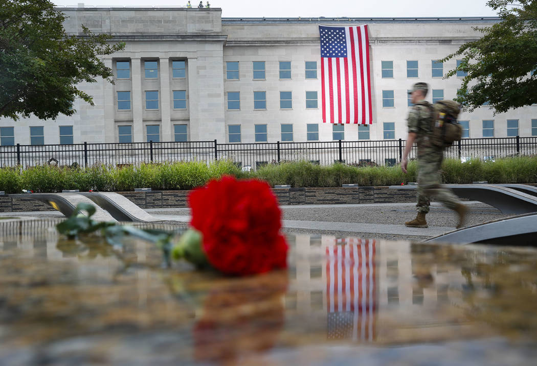 Un miembro del ejército nacional camina por los terrenos del Pentágono 9/11 antes del inicio de la Observancia del Pentágono, en el 17 ° aniversario de los ataques del 11 de septiembre. Marte ...