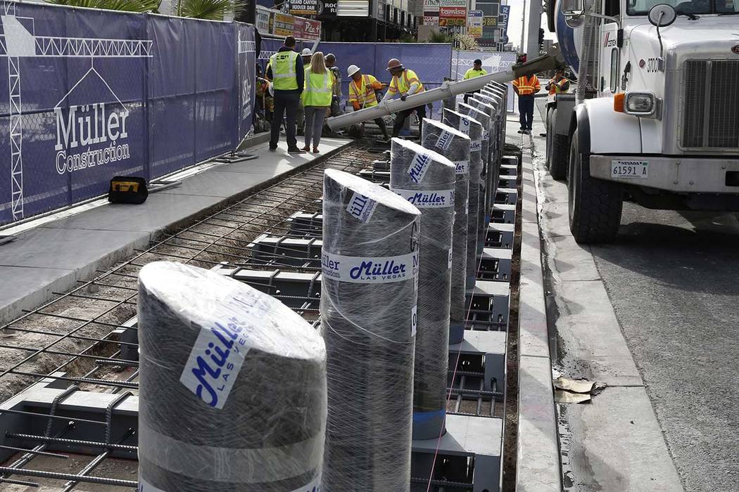 Equipos de construcción vierten cemento donde comenzaron a instalar postes de acero en el Strip cerca del casino-hotel Aria el lunes 13 de noviembre de 2017 para proteger a los peatones, lugareñ ...