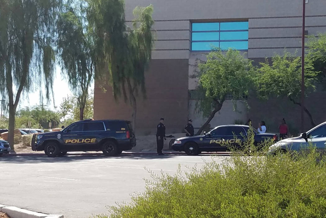 La policía de North Las Vegas está investigando un tiroteo fatal cerca de Canyon Springs High School. (Mike Shoro / Las Vegas Review-Journal)