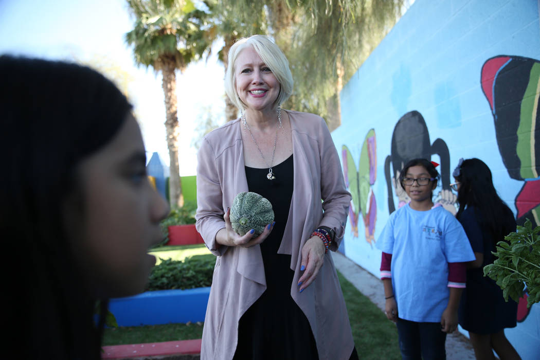 Gina Gavan, centro, fundadora de Project Dinner Table, habla con los niños que visitan el jardín de la Escuela Primaria Hollingsworth en Las Vegas, el viernes 7 de septiembre de 2018. Erik Verdu ...