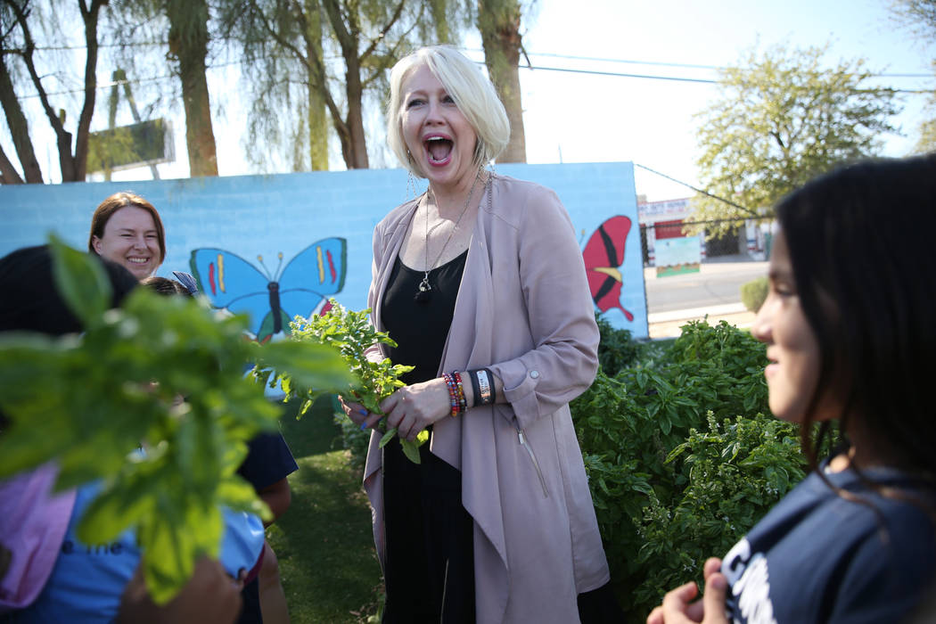 Gina Gavan, centro, fundadora de Project Dinner Table, visita el jardín de la Escuela Primaria Hollingsworth en Las Vegas con los estudiantes, el viernes 7 de septiembre de 2018. Erik Verduzco La ...