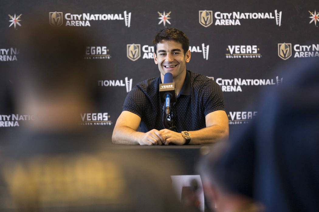 El alero izquierdo recién adquirido de los Golden Knights de Las Vegas, Max Pacioretty, habla durante una conferencia de prensa en City National Arena de Las Vegas el miércoles 12 de septiembre ...