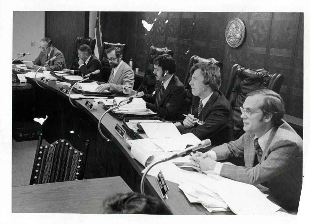 El Nevada Gaming Control Board se reúne el 14 de enero de 1976. Desde la izquierda, Edward Bowers, secretario ejecutivo, Jack Strattor, miembro, Philip Hannifin, presidente, Jeffrey Seluel, miemb ...