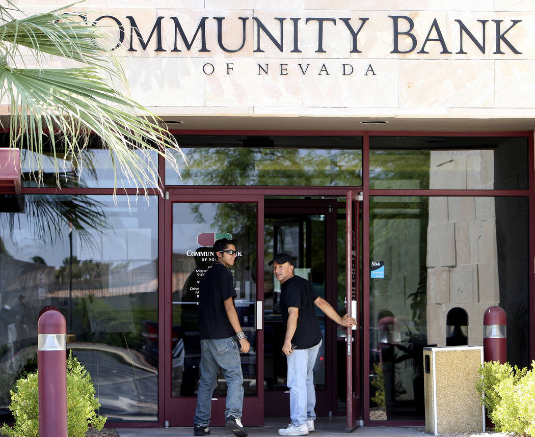 Una sucursal de Community Bank of Nevada en Maryland Parkway se exhibe el lunes 17 de agosto de 2009 en Las Vegas. La División de Instituciones Financieras de Nevada ordenó el cierre del banco y ...