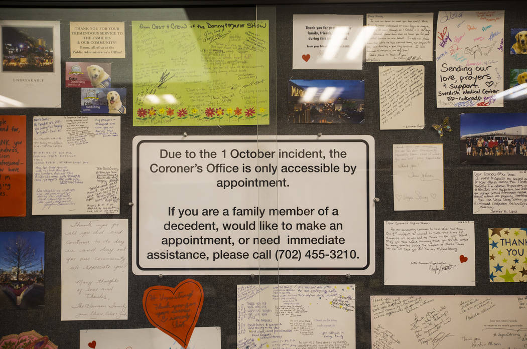 Las vitrinas resaltan cartas y otros mensajes de apoyo en la oficina forense del Condado de Clark, cerca del centro de Las Vegas, el jueves 13 de septiembre de 2018. Chase Stevens Las Vegas Review ...