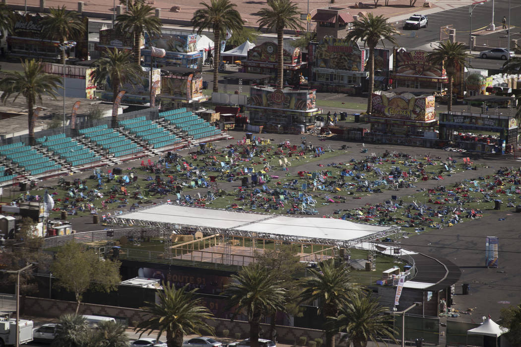 Los terrenos del festival de Las Vegas Village en el Strip el 2 de octubre de 2017, el día después de que un hombre armado abriera fuego, matando a 58 e hiriendo a otros cientos en el festival R ...