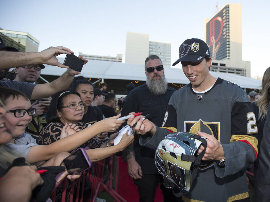 El portero de Vegas Golden Knights, Marc-André Fleury (29), a la derecha, firma un casco para Anthony Mora, a la izquierda, durante una fiesta de fans de Vegas Golden Knights en el Centro de Even ...