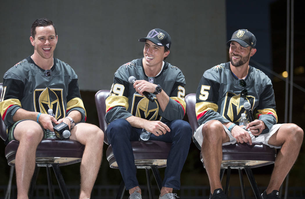 Los jugadores de los Vegas Golden Knights, desde la izquierda, Jonathan Marchessault, Marc-André Fleury y Deryk Engelland participan en un Q&A durante un festival de admiradores de Vegas Golden K ...