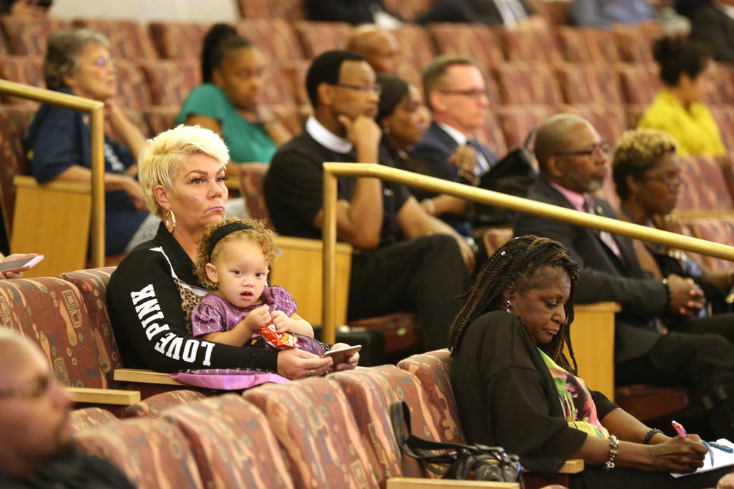 Miembros de la audiencia durante una revisión pública de pruebas en las cámaras de la Comisión del Condado de Clark el lunes, 24 de septiembre de 2018, con respecto a la muerte de Tashii Brown ...