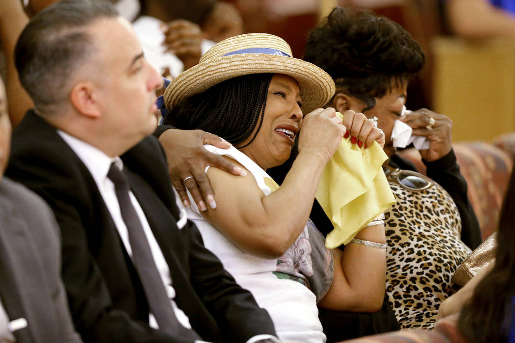 Trinita Farmer, centro, madre de Tashii Brown, quien murió después de un altercado con la policía de Las Vegas en mayo de 2017, ve una imagen de su hijo durante una revisión pública de prueba ...