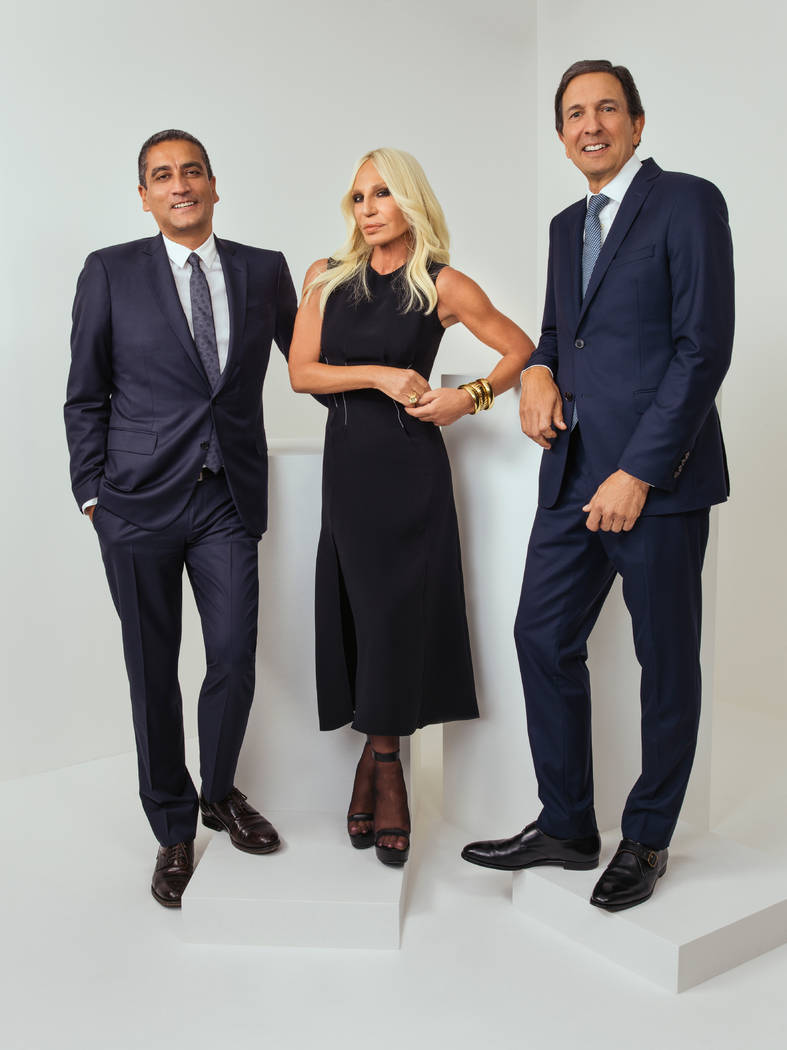 Esta foto sin fecha proporcionada por Michael Kors muestra desde la izquierda, el CEO de Versace, Jonathan Akeroyd, Donatella Versace, y el presidente y CEO de Michael Kors, John D. Idol. Michael ...