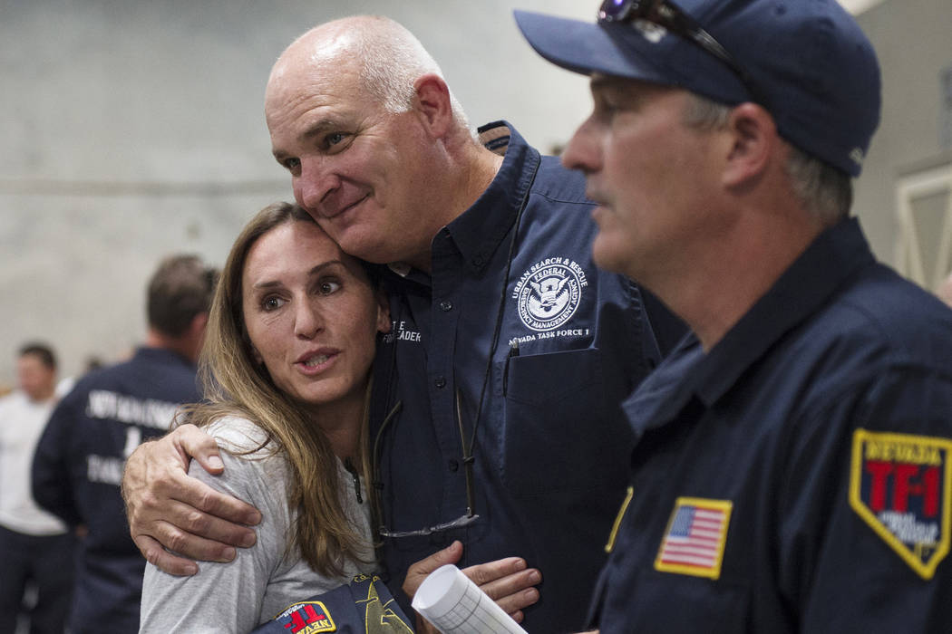 Dina Dalessio, capitana de bomberos de Las Vegas y líder del destacamento especial para la misión Hurricane Florence, izquierda, abraza a Jeff Lytle mientras Task Force 1 de Nevada regresa de la ...