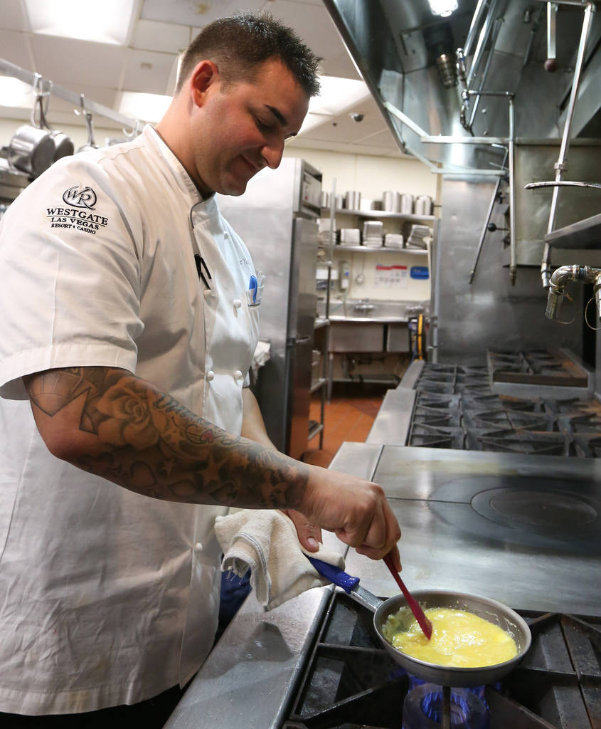 El chef Steve Young revuelve huevos mientras los prepara suaves en Edge Steakhouse el jueves 20 de septiembre de 2018, en Las Vegas. Young usa mantequilla, leche, sal marina y cebolleta para hacer ...