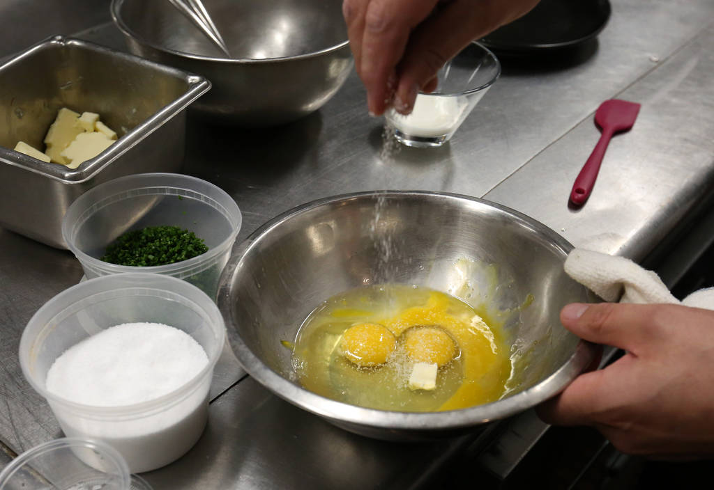 El chef Steve Young vierte sal marina mientras se prepara para hacer huevos revueltos en Edge Steakhouse el jueves 20 de septiembre de 2018, en Las Vegas. Young usa mantequilla, leche, sal marina ...