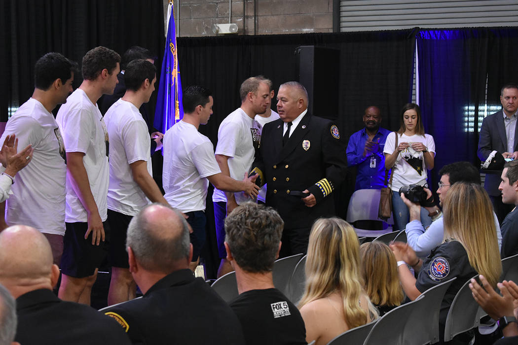 Los jugadores de Vegas Golden Knights entregaron 21 medallas de honor a los 21 paramédicos que auxiliaron a las víctimas de Route 91. Lunes 1 de octubre de 2018 en las instalaciones de Community ...