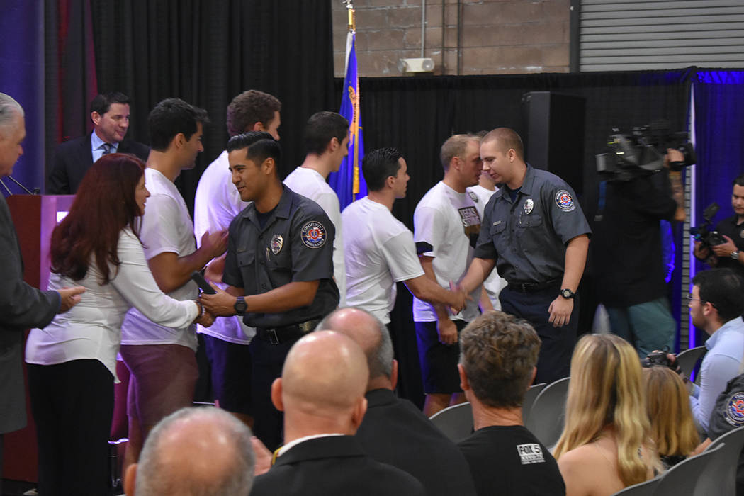 Los jugadores de Vegas Golden Knights entregaron 21 medallas de honor a los 21 paramédicos que auxiliaron a las víctimas de Route 91. Lunes 1 de octubre de 2018 en las instalaciones de Community ...