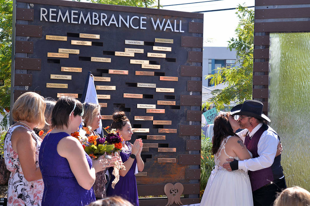 Regina y Billy Bob, sobrevivientes del tiroteo, decidieron casarse en el primer aniversario de la tragedia. Lunes 1 de octubre de 2018, en el muro dedicado a la memoria de las víctimas en el jard ...
