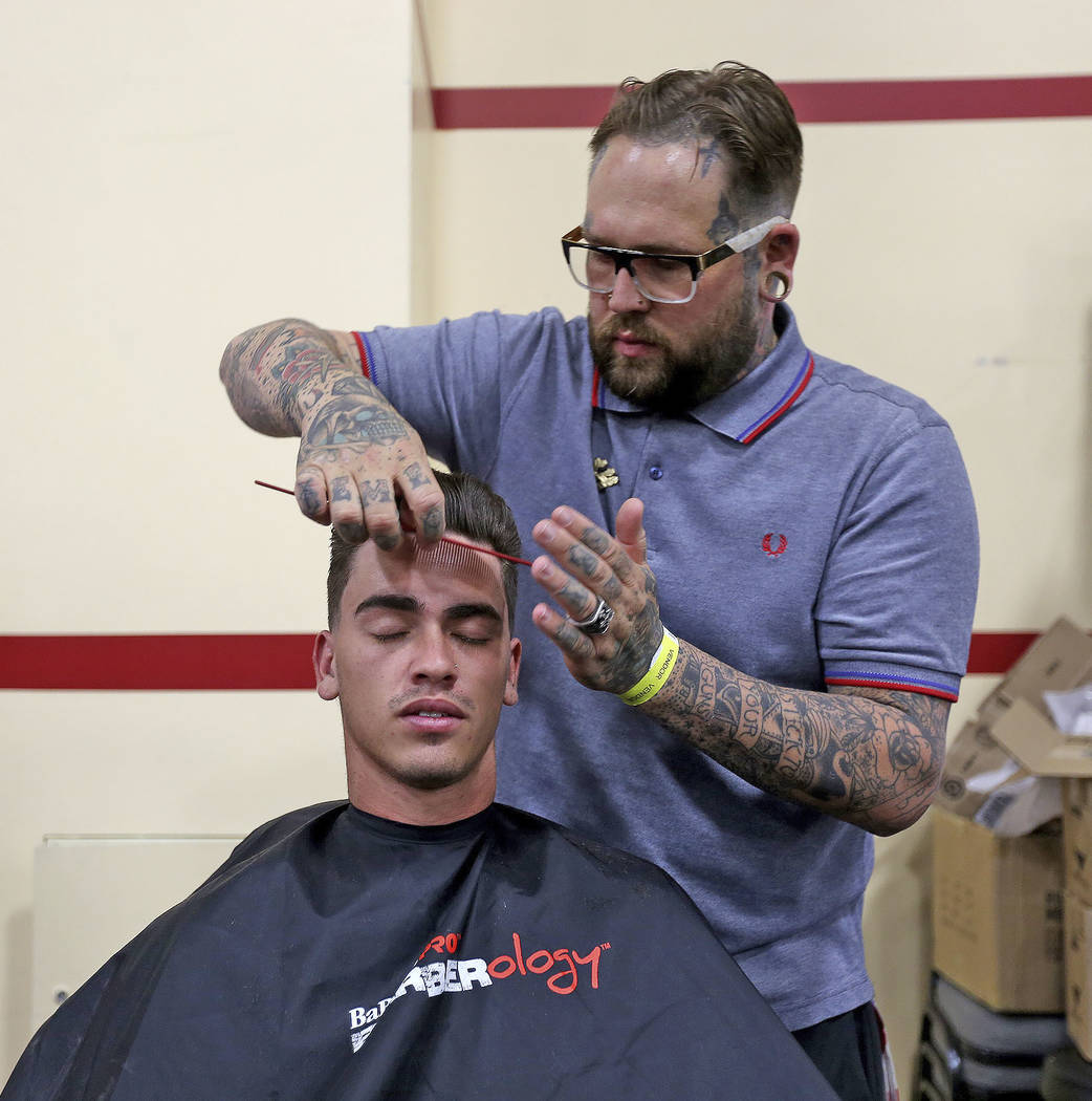 Vinnie Morrey corta el cabello de Nick Nefrony en la LV Barber Expo en South Point en Las Vegas, el domingo 30 de septiembre de 2018. Rachel Aston Las Vegas Review-Journal @rookie__rae
