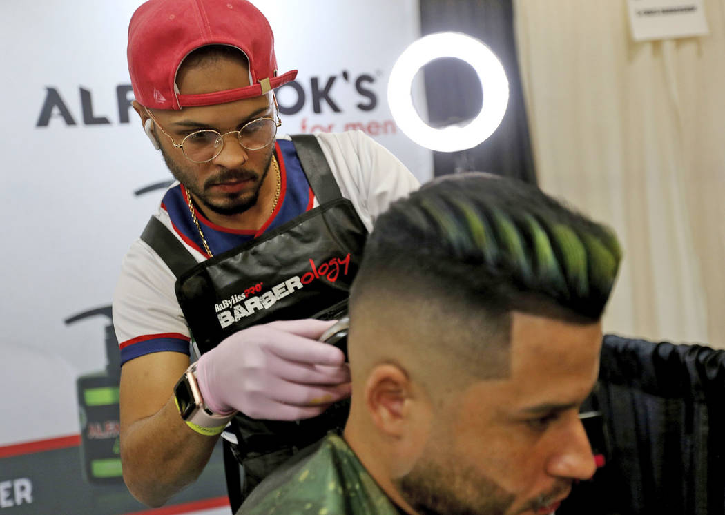 Jefferson Silva corta el cabello de Vailson Dogueto en la LV Barber Expo en South Point en Las Vegas, el domingo 30 de septiembre de 2018. Rachel Aston Las Vegas Review-Journal @rookie__rae