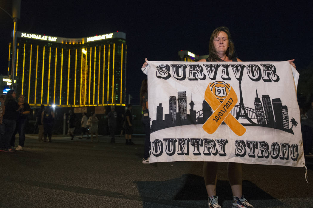 Roni Ryner sostiene una bandera de sobreviviente fuera del estacionamiento donde ocurrió el tiroteo del 1 de octubre hace un año en Las Vegas, el 1 de octubre de 2018. Caroline Brehman / Las Veg ...